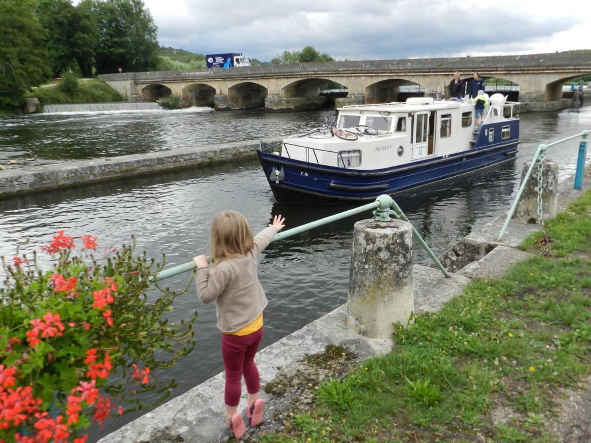 Entre Canal Et Vignes Bed and Breakfast Escolives-Sainte-Camille Exteriör bild